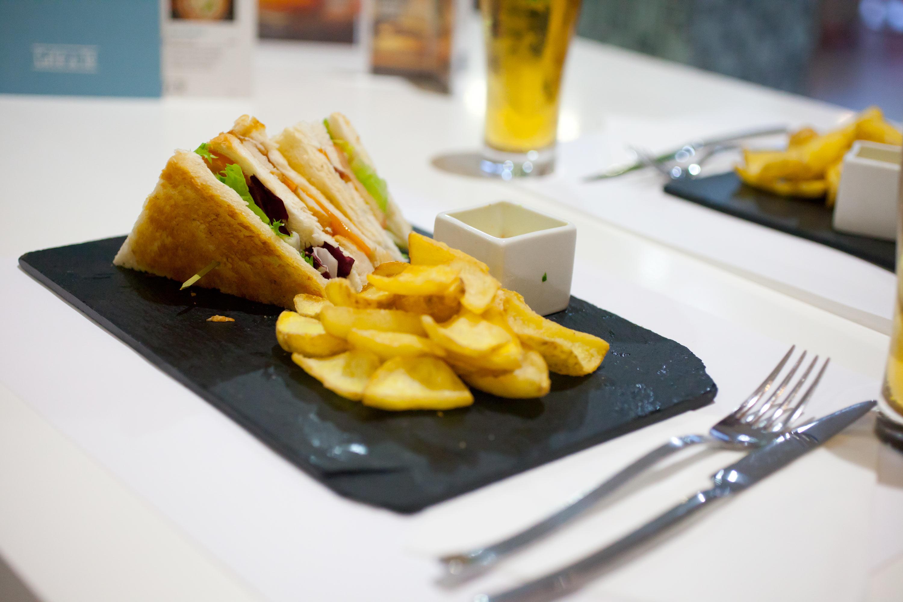 Senator Barajas Hotel Madrid Ngoại thất bức ảnh A sandwich with chips