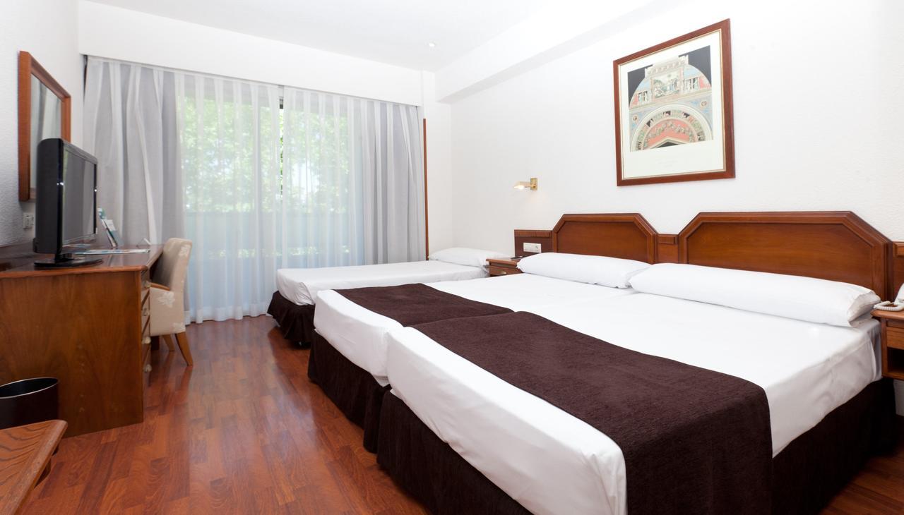 Senator Barajas Hotel Madrid Ngoại thất bức ảnh